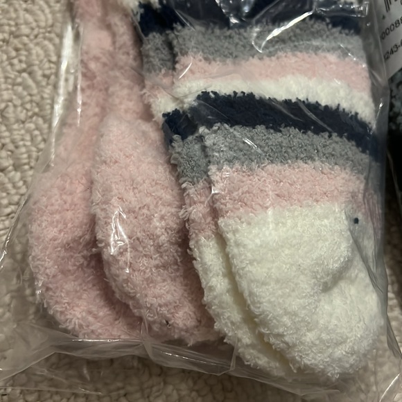 NWT - Cleo - 4 Pairs of super soft crew socks. - Picture 4 of 5